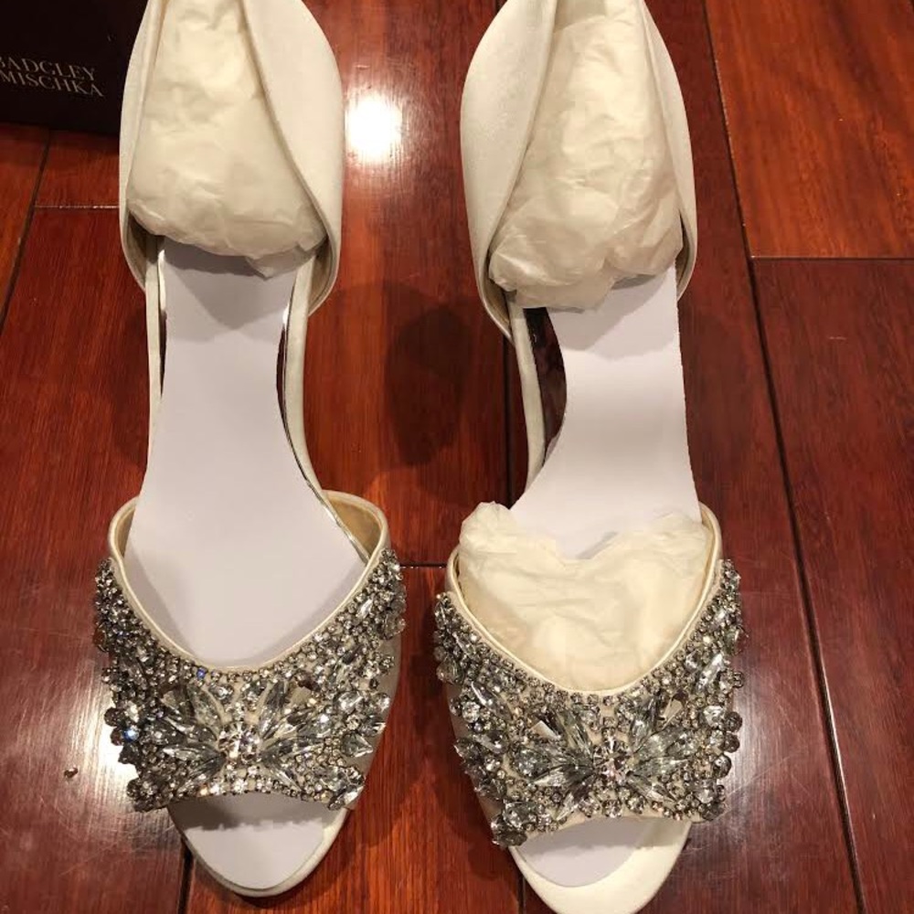 Badgley Mischka satin pumps - brand new!